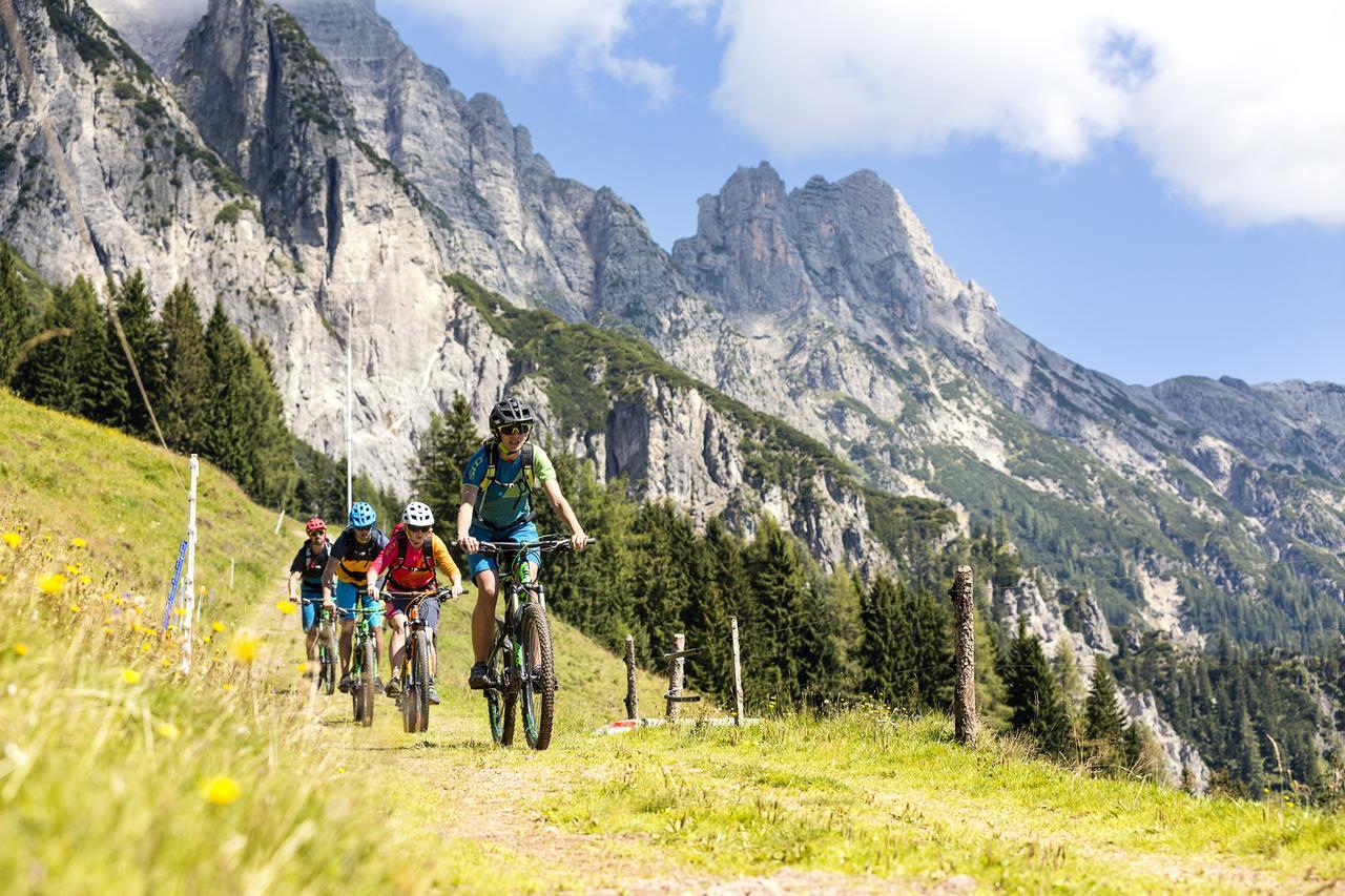 Hotel Bacher Asitzstubn Leogang Bagian luar foto